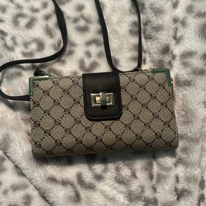 I’m selling an cute cross body purse in good condition